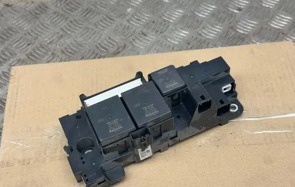Toyota Auris E180 Relay mounting block G92Z133011