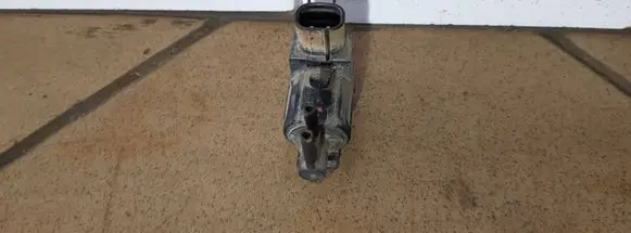 Mazda B2500 Valve vacuum 