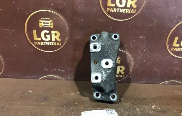 Volkswagen Touran I Engine mounting bracket 1K0199117
