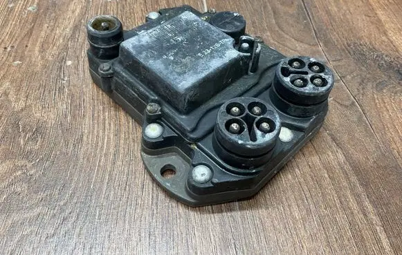 Mercedes-Benz E W124 Ignition amplifier control unit 0085459432