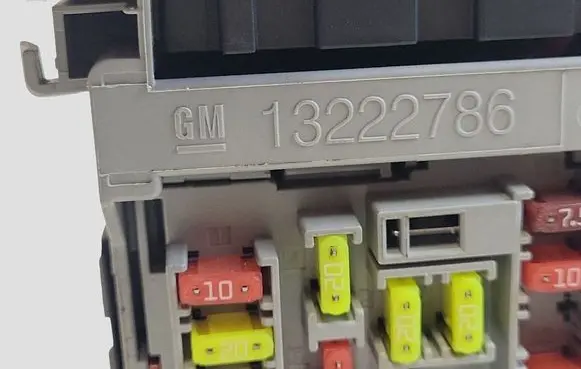 Opel Insignia A Fuse module 13222786