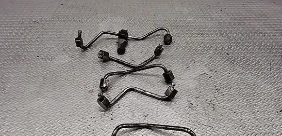 KIA Carens II Fuel injector supply line/pipe 