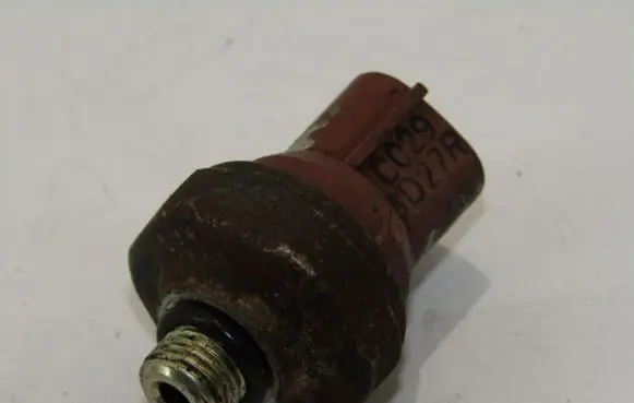 Mitsubishi Carisma Oil pressure sensor 