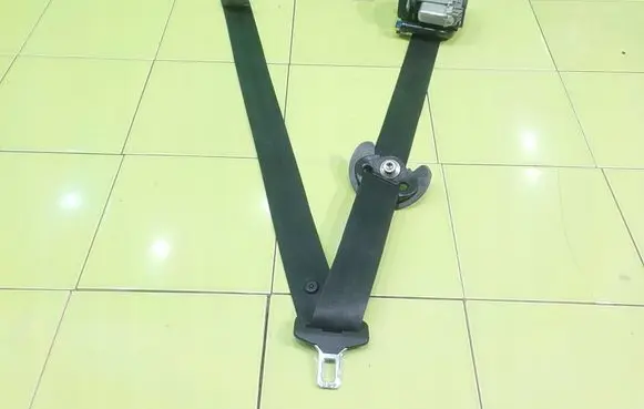 Mercedes-Benz A W176 Front seatbelt PRZOD UP281