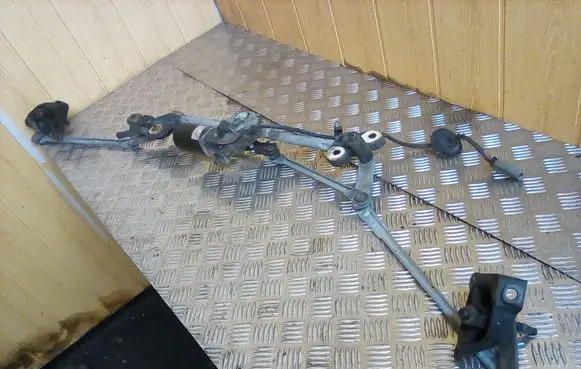 Front wiper linkage