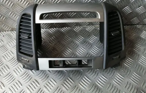 Hyundai Santa Fe Dash center air vent grill U0442248