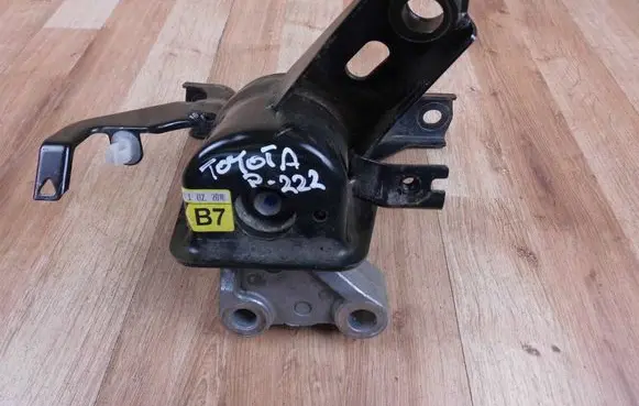 Toyota Avensis T270 Engine mount bracket 123050T150