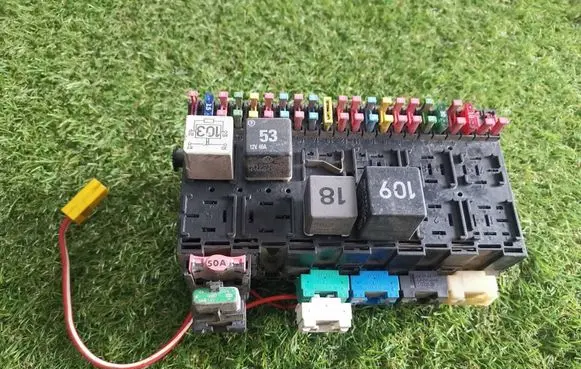 Volkswagen Golf III Fuse box set 357937039