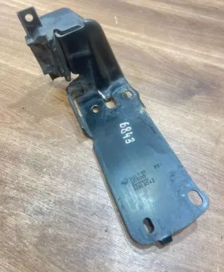 BMW 3 E90 E91 Radiator mount bracket 7117812