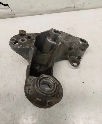 Volkswagen PASSAT B5.5 Engine mounting bracket 8E0199352 AUSTRTA