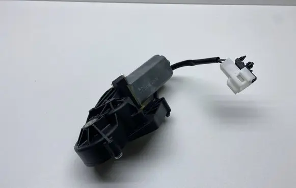 Mercedes-Benz C W204 Seat adjustment motor 0390203207 82064802 4