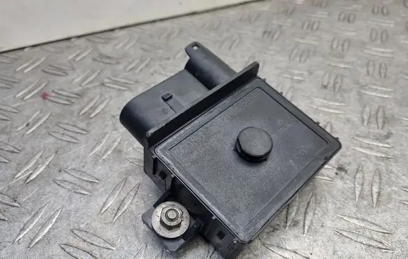 BMW X3 E83 Glow plug pre-heat relay E2110032311 0007041882 CCU105