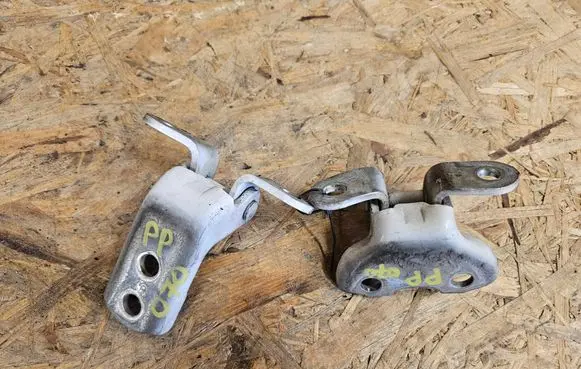 Toyota Prius+ (ZVW40) Front door upper hinge 6871012151