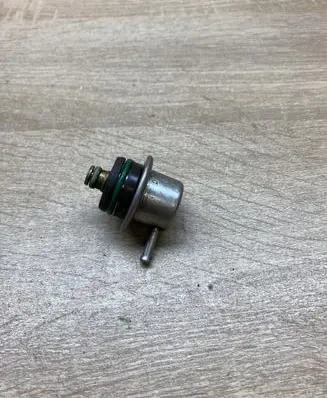 Volkswagen Golf IV Fuel pressure regulator 037133035C 0280160557