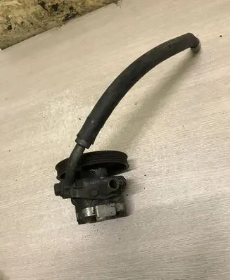 Mitsubishi Pajero Sport I Power steering pump MR448507