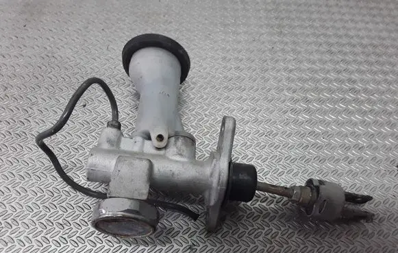 Toyota Land Cruiser (J100) Clutch master cylinder