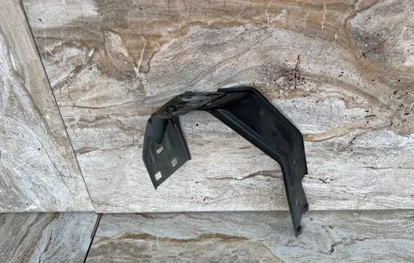 Maserati Levante Fender mounting bracket 673005621 673005623