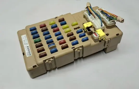 Subaru Outback Fuse module 82201AG010 501182