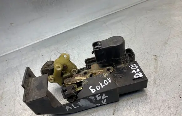Alfa Romeo 156 Rear door lock 16828898 C151 3359