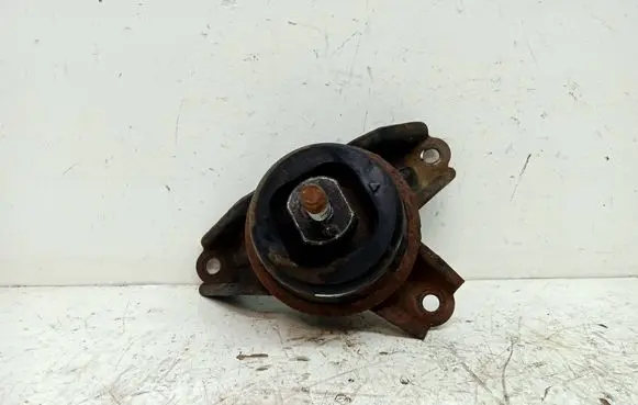 Engine mount vacuum valve