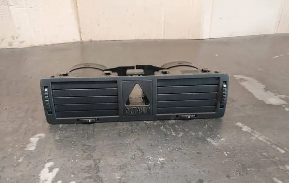 Skoda Octavia Mk1 (1U) Dash center air vent grill 1U0820951