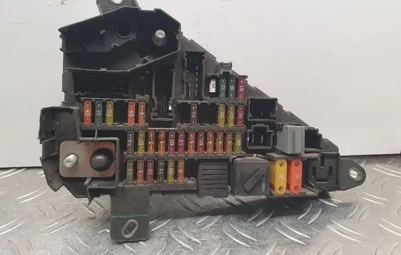 BMW 5 E60 E61 Fuse module 6906558