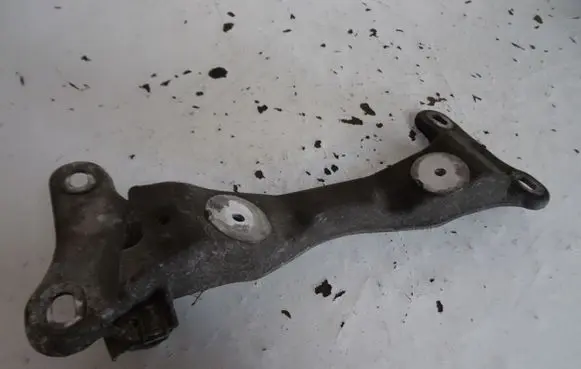 BMW 1 E81 E87 Gearbox mounting bracket 6771064