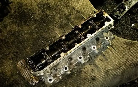 Peugeot 206 Engine head 