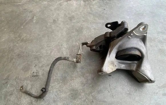 Honda CR-V Engine mounting bracket