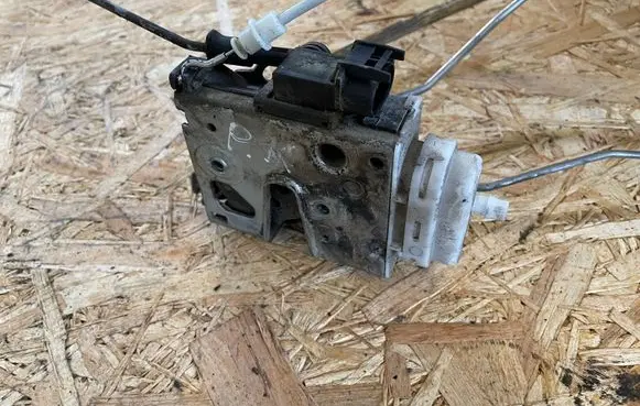 Audi A4 S4 B5 8D Front door lock