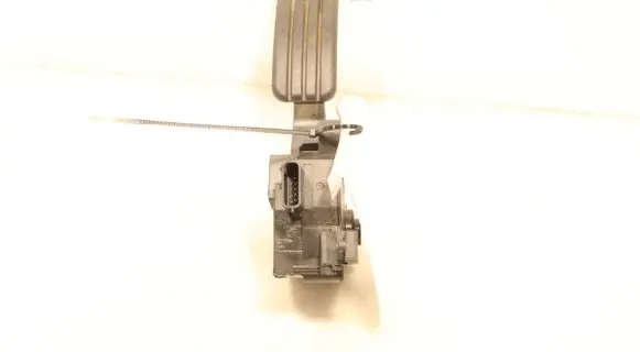 Accelerator throttle pedal