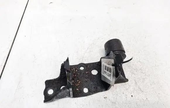 Engine mounting bracket