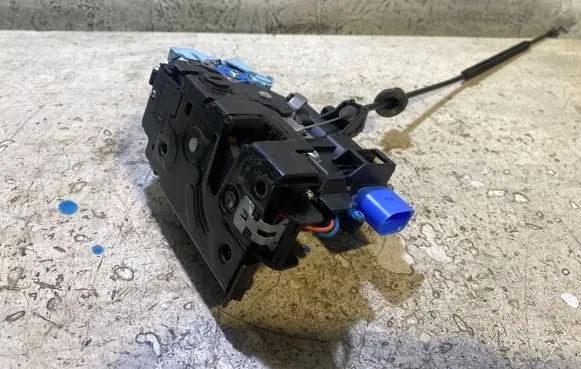 Volkswagen Golf VI Rear door lock 7L0839015D A00475 122065