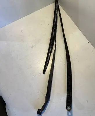 Front wiper blade arm