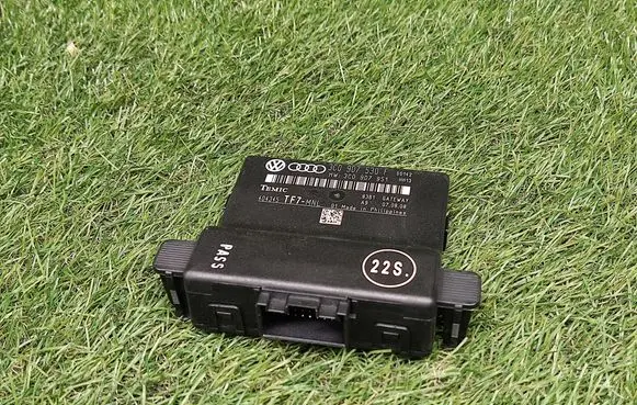 Volkswagen PASSAT CC Gateway control module 3C0907530F 3C0907951
