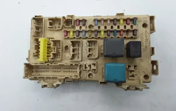 Toyota Avensis T250 Fuse module 82641CA020F 82641CA020
