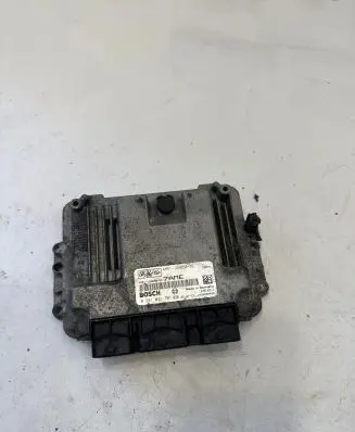 Ford Focus Engine control unit/module 4M5112A650YE 0281011701