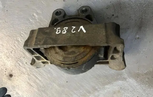 Volvo S40 Engine mount bracket