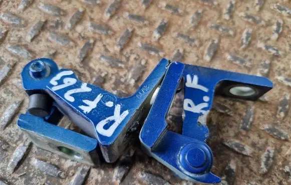 Skoda Fabia Mk3 (NJ) Front door hinge set 8K0831402P