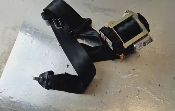 Peugeot 208 Rear seatbelt 640748800E 0220R0000 98412248XX