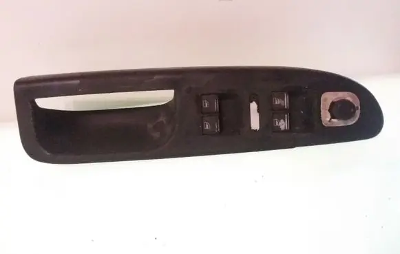 Volkswagen PASSAT B6 Front door window switch trim 3C2867172