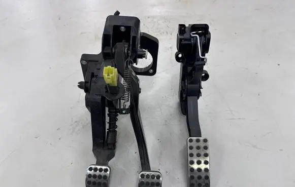 Mercedes-Benz B W245 Pedal assembly A1692902301 A1693000904