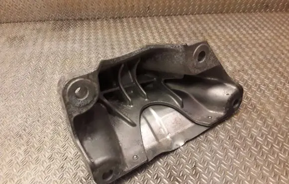 BMW 6 F12 F13 Engine mounting bracket 8777628