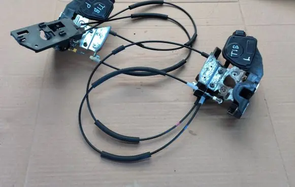 Hyundai Coupe Front door lock (next to the handle) 