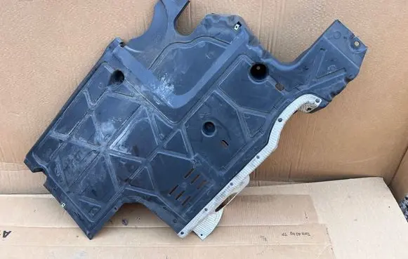 Volkswagen Multivan T7 Engine splash shield/under tray 7T0825202D