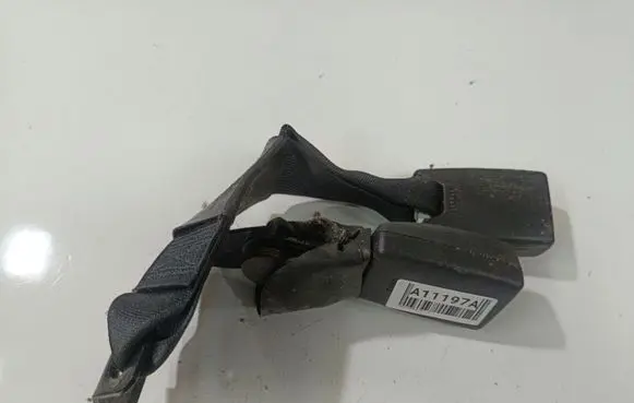 Toyota Avensis T250 Middle seatbelt buckle (rear) 