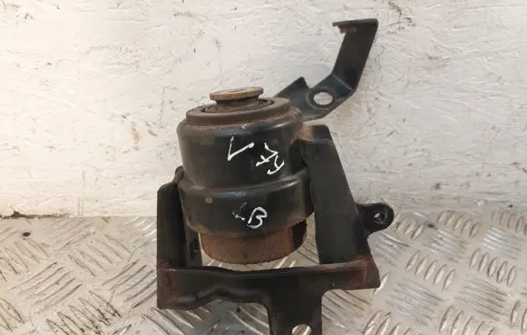 Engine mount bracket