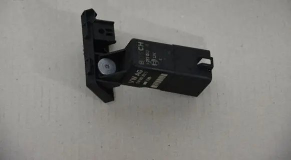 Volkswagen Scirocco Glow plug pre-heat relay 038907281D 0281003038