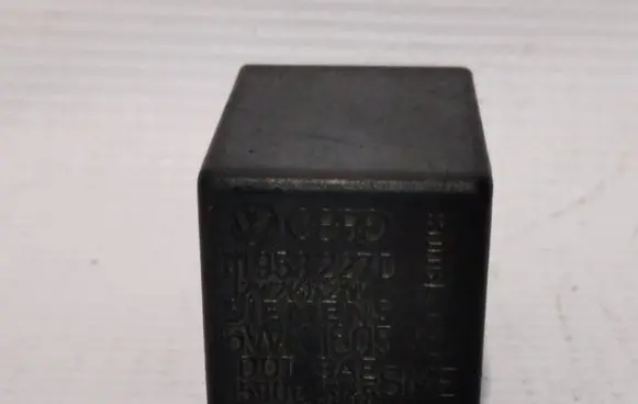Volkswagen Golf III Other relay 111953227D