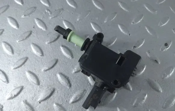 Fuel tank cap lock motor